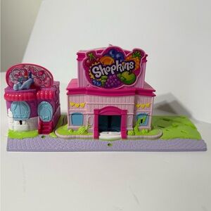Shopkins Lil' Secrets Secret Small Mall Multi Level Playset with Grocery Store